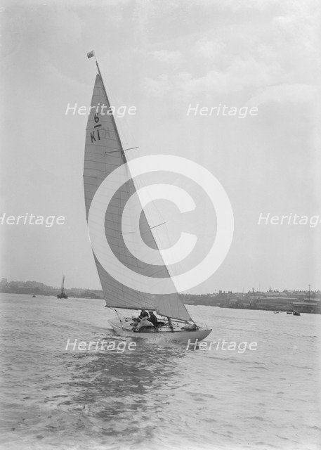 The 6 Metre class sailing yacht 'Reg', 1922. Creator: Kirk & Sons of Cowes.