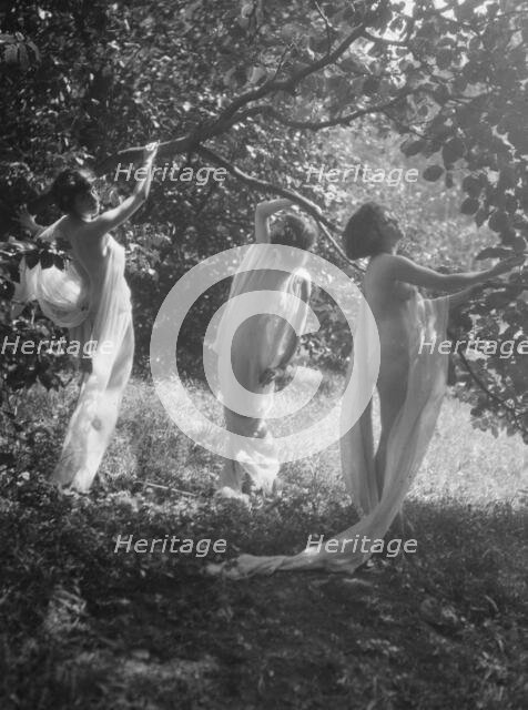 Helen Moeller dancers, between 1915 and 1922. Creator: Arnold Genthe.