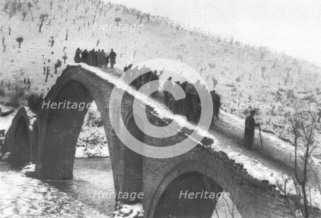 'La tragique retraite Serbe; A pied,aussi, l'etat-major general serbe, tranversant..., 1915 (1924). Creator: Unknown.