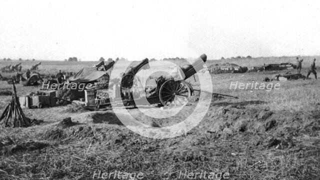 'Notre Artillerie dans les lignes Allemandes; batteries amercaines de 155, en position de..., 1918. Creator: Unknown.