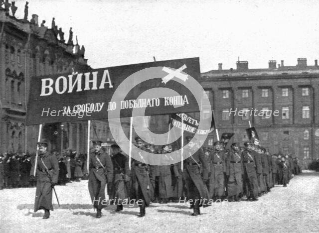 'Les Soubresauts de la Russie; Un groupe d'eleves artilleurs parcourt la ville en cortege..., 1917. Creator: Unknown.
