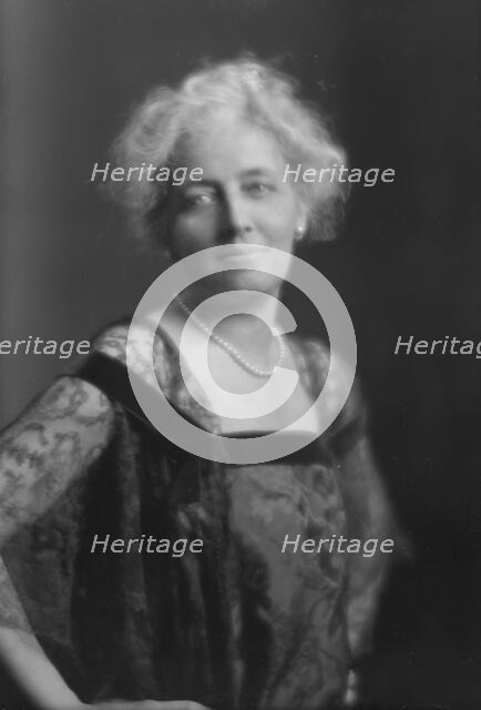 Eyre, Mrs., portrait photograph, 1914 Dec. 15. Creator: Arnold Genthe.