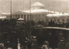 ''La Revolution Russe; La foule devant le Palais de Tauride, le 14 mars 1917. Creator: Unknown.