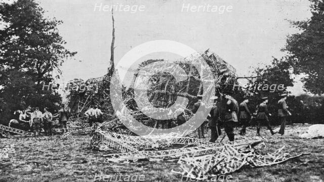 'Les raids Malheureux des Zeppelins sur l'Angleterre; debris du L32, autour de l'arbre sur..., 1916. Creator: Unknown.