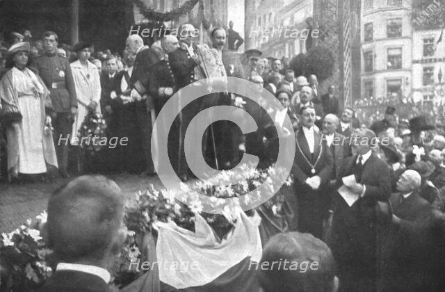 'Les fetes de la victoire en Belgique; un des echevins de Liege presente a la foule le..., 1919. Creator: Jean Clair-Guyot.