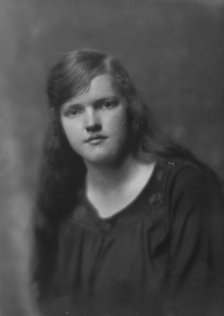 McMahon, Miss, portrait photograph, 1917 June 11. Creator: Arnold Genthe.