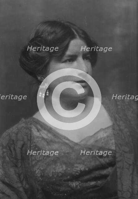Gilmore, Inez Haynes, Mrs., portrait photograph, 1913. Creator: Arnold Genthe.