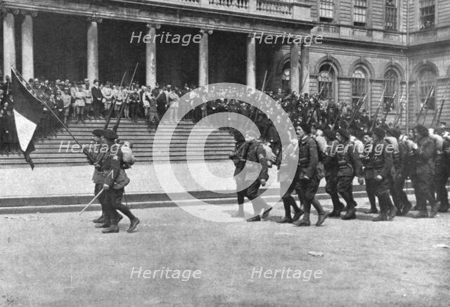 'Les alpins francais aux etsts-unis; devant le perron de l'Hotel de Ville de Brooklyn..., 1918. Creator: Unknown.