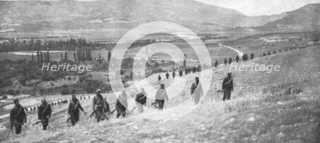 'La resistance Serbe; Lignes successives d'infanterie serbe en formation d'attaque', 1915 (1924). Creator: Unknown.