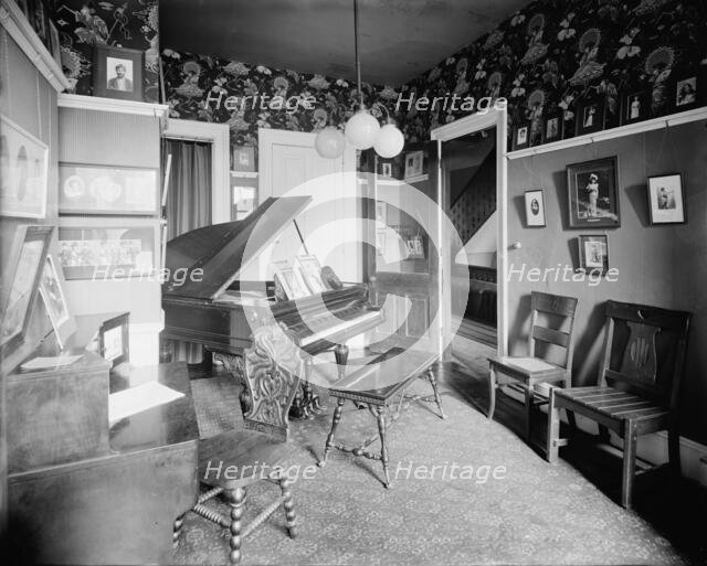 Professionals' room, Whitney Warner Publishing Co., Detroit, Mich., between 1900 and 1905. Creator: Unknown.