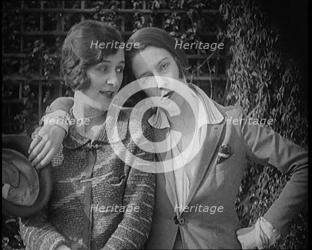 British Artists Norah Blaney and Gwen Farrah Posing for the Camera Smiling at Each Other, 1920. Creator: British Pathe Ltd.