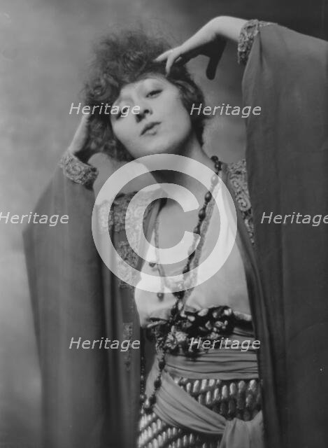 Dolly sister, portrait photograph, 1916. Creator: Arnold Genthe.