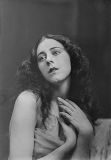 Moore, Dulcie, Miss, portrait photograph, between 1916 and 1918. Creator: Arnold Genthe.