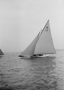 The 7 Metre 'Ancora' (K3) sailing close-hauled, 1913. Creator: Kirk & Sons of Cowes.