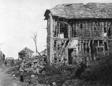 'En territoire libere; Les ruines d'un quartier de Lassigny', 1917. Creator: Unknown.