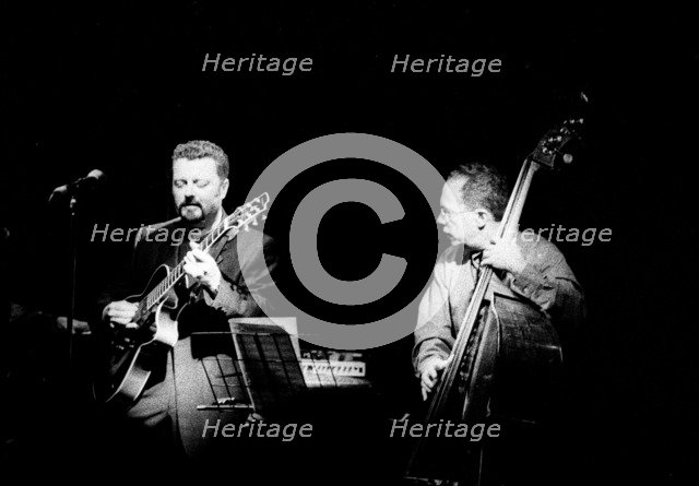 Eddie Gomez and Martin Taylor, Ronnie Scott's, London, July 2000. Artist: Brian O'Connor.