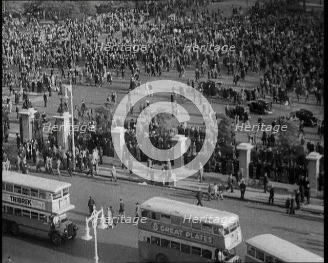 Crowd on Hyde Park, 1930s. Creator: British Pathe Ltd.