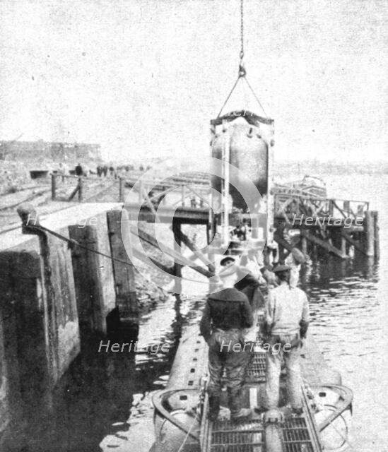'A bord des sous-marins allemands; Embarquement de mines et torpilles avant le depart..., 1918. Creator: Unknown.