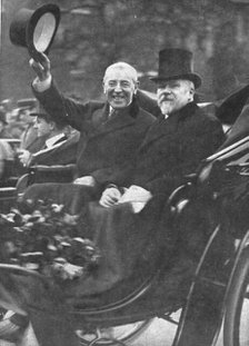'Les chefs d'etat Allies a Paris; Le salut et le sourire de M Wilson sur le trajet de la... 1918. Creator: Unknown.