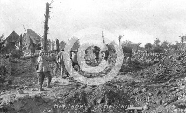 'Pendant l'action; Pour assurer la securite du terrain repris: transport a travers..., 1916 (1924) Creator: Unknown.