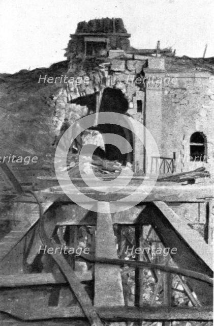 ''L'Heroique Defense de Troyon; L'etat de la meme entrée a la fin du bombardement', 1914. Creator: Unknown.