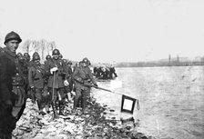 'Sur le Rhin; A Huningue le 21 novembre 1918, la deuxieme division marocaine baigne..., 1918. Creator: Unknown.