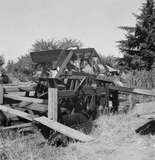 Waterwheel for field irrigation in the bean..., north of West Stayton, Marion County, Oregon, 1939. Creator: Dorothea Lange.