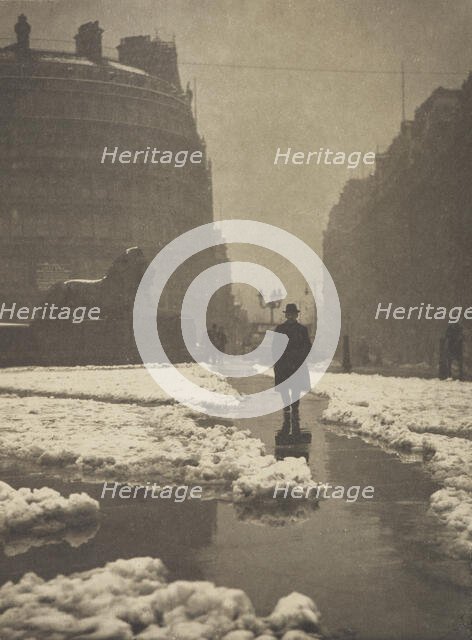 The day breaks cold, Trafalgar Square. From the album: Photograph album - London, 1920s. Creator: Harry Moult.