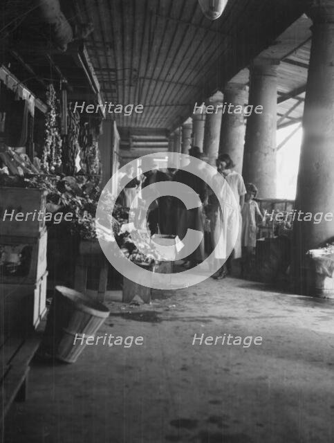 Market scene, New Orleans, between 1920 and 1926. Creator: Arnold Genthe.