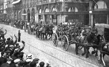 'L'Armee Britannique; Le defile de artillerie dans les rues de Rouen', 1914. Creator: Unknown.