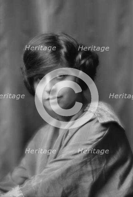 Wanger, Beatrice, Miss, portrait photograph, between 1912 and 1915. Creator: Arnold Genthe.