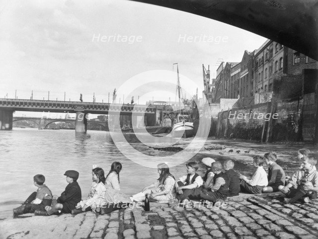 Children on the cobbled causeway under Southwark Bridge, London, c1930. Artist: George Davison Reid