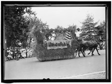 Agriculture Department, 4th of July Parade, Float, between 1913 and 1917. Creator: Harris & Ewing.