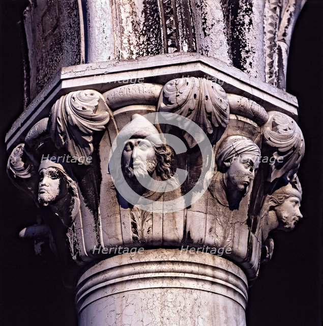 Capital decorated, Ducal Palace, located in the lower gallery.
