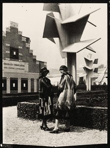 Models wearing dresses by Sonia Delaunay in front of the Arbre Cubiste (Cubist Tree) by the..., 1925 Creator: Mallet-Stevens, Robert (1886-1945).