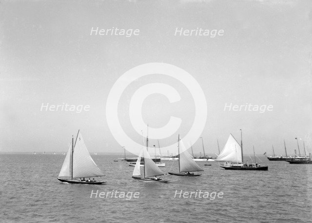 Group of 24 footer yachts racing at Cowes. Creator: Kirk & Sons of Cowes.