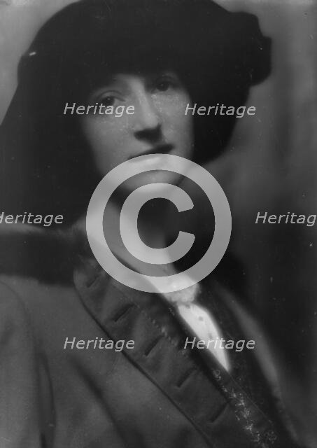 Kalish, Lillian, Miss, portrait photograph, 1913. Creator: Arnold Genthe.