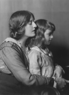 Leo, Edgar, Mrs., and daughter, portrait photograph, 1916. Creator: Arnold Genthe.