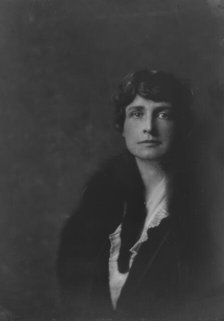 Davis, Sheldon, Mrs., portrait photograph, 1917 June 11. Creator: Arnold Genthe.