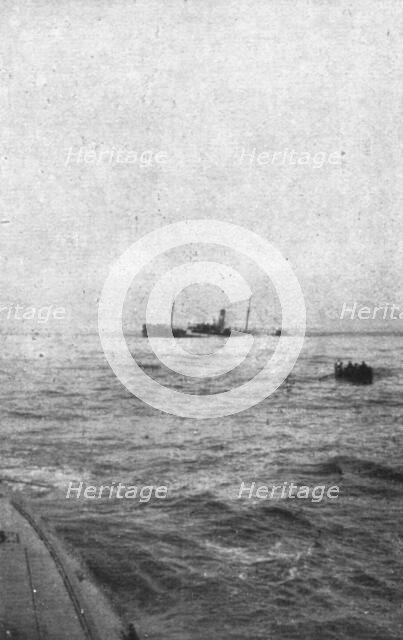 'Les sous-marins allemands a l'Oeuvre; Un cargo coule: l'equipage est abandonne dans un canot', 1918 Creator: Unknown.