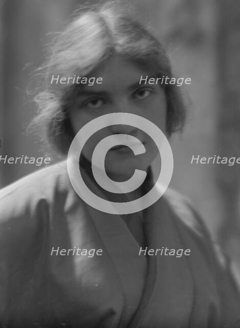 Kelly, Madeleine, Miss, portrait photograph, 1914 May 15. Creator: Arnold Genthe.