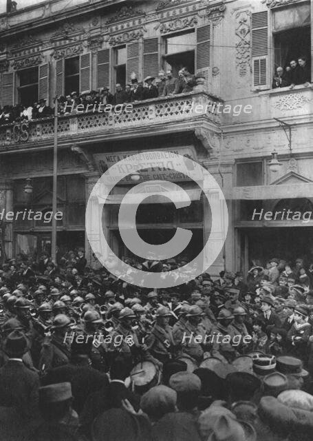 'Le armee Francaise a Salonique; la foule se presse sur le passage de nos troupes..., 1916. Creator: Henri Manuel.