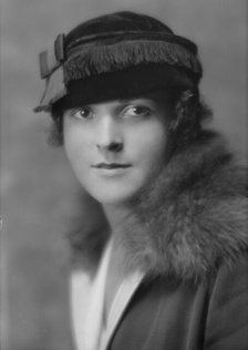 Kraus, Viola M., Miss, portrait photograph, 1914. Creator: Arnold Genthe.