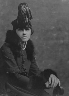 Sykes, Gladys, Miss, portrait photograph, 1916. Creator: Arnold Genthe.