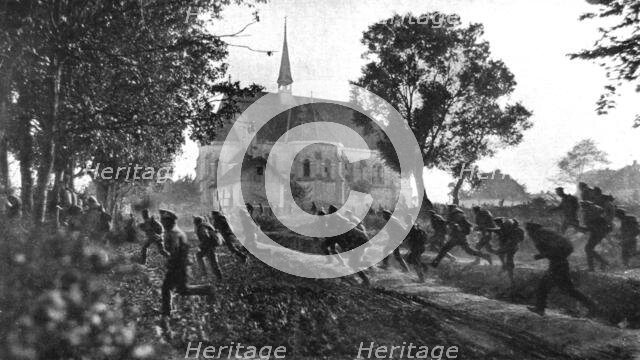 'Les Fuyards; La panique: soldats russes fuyant eperdument a travers un village apres..., 1917. Creator: Unknown.