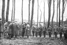 'A L'Honneur; Le roi George V decore des soldats anglais ave le Distinguished Service Order', 1914. Creator: Unknown.