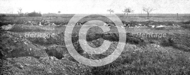 'Dans la Bataille; Tranchee de repli occupee par des reserves d'infanterie', 1918. Creator: Unknown.