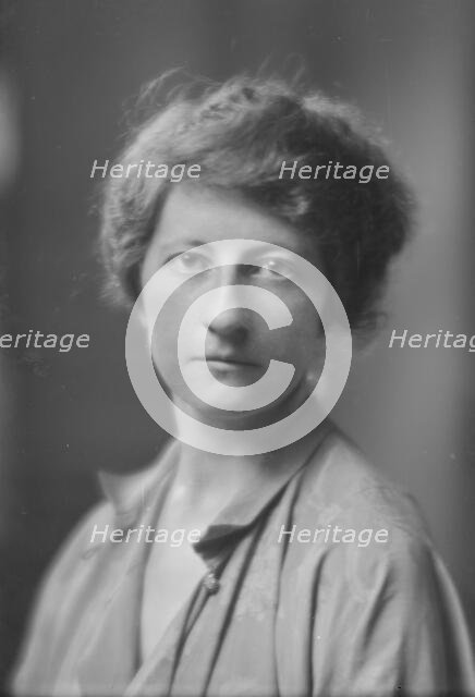 Brown, M.M., Miss, portrait photograph, 1915 Apr. Creator: Arnold Genthe.