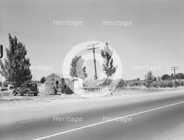 Between Tulare and Fresno, California, 1939. Creator: Dorothea Lange.