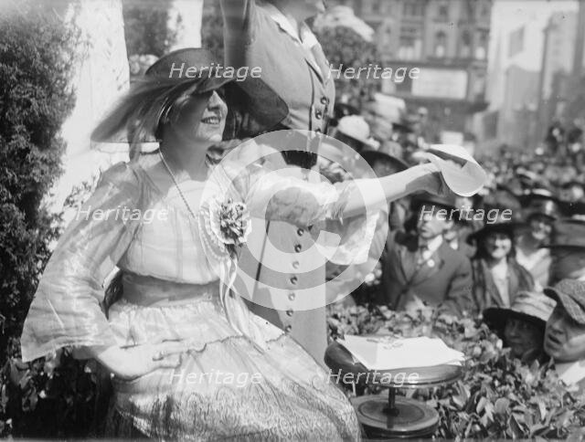 Farrar sells bonds, 15 Apr 1918. Creator: Bain News Service.